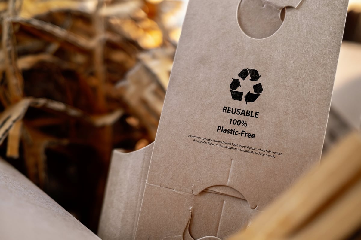 Recyclable cardboard packaging printed with a reuse symbol